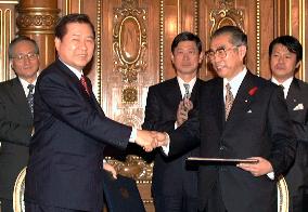 Leaders of Japan, S. Korea hold summit